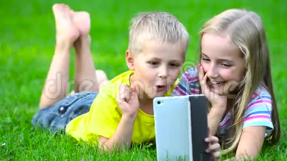 有智能手机的孩子在外面视频的预览图