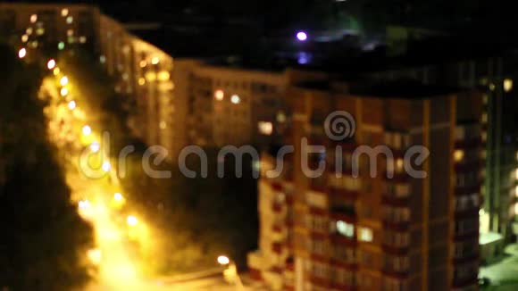 从屋顶看夜晚沉睡的城市视频的预览图