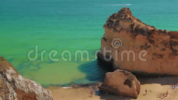 葡萄牙阿尔加维一个带游客的落基海滩静态拍摄视频的预览图