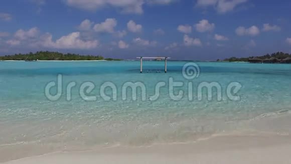 碧海泻湖马尔代夫海滩上荡秋千视频的预览图