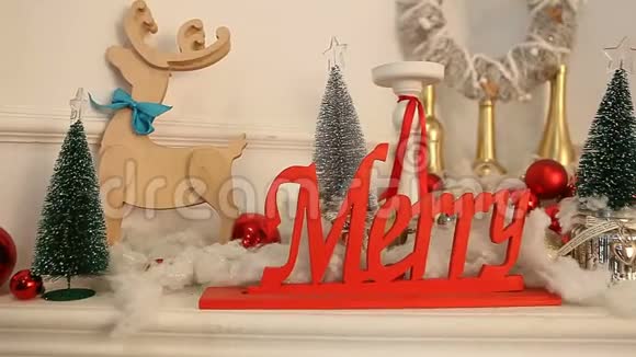 壁炉旁的圣诞新年装饰视频的预览图