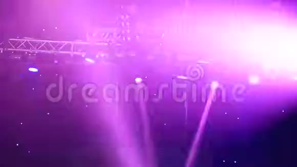 舞台上的音乐会聚光灯夜总会里的舞池和轻音乐视频的预览图
