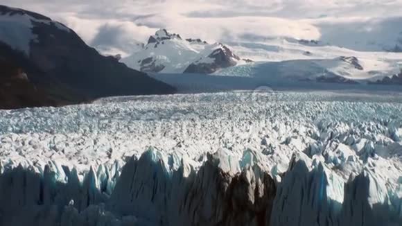 南极洲云层背景下的雪山冰川冰山视频的预览图