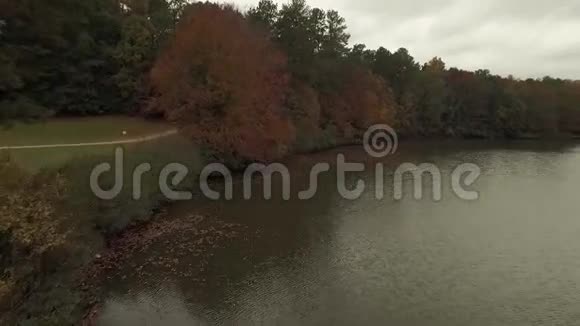 NC雷利附近蟹树湖的航拍视频视频的预览图