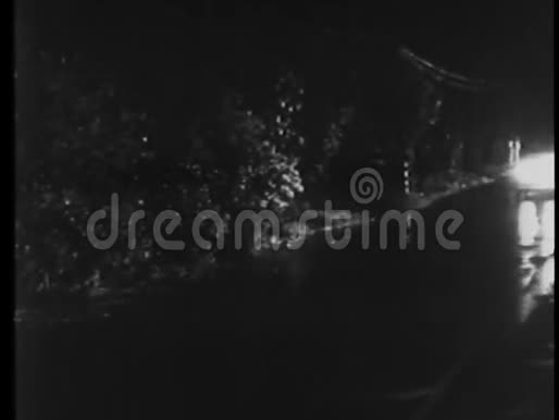 20世纪40年代夜间在潮湿道路上行驶的汽车视频的预览图