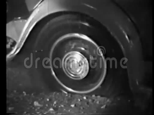 粘在泥中的旋转汽车轮胎的特写视频的预览图