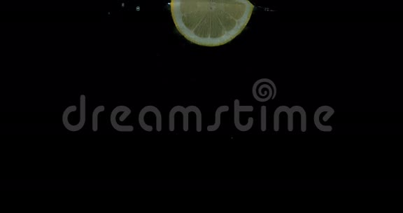 黄色的柠檬柑橘类的柠檬白色背景下掉入水中的水果视频的预览图