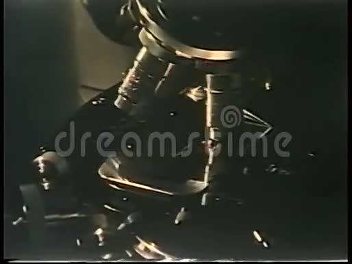 上世纪70年代手旋转显微镜的特写视频的预览图