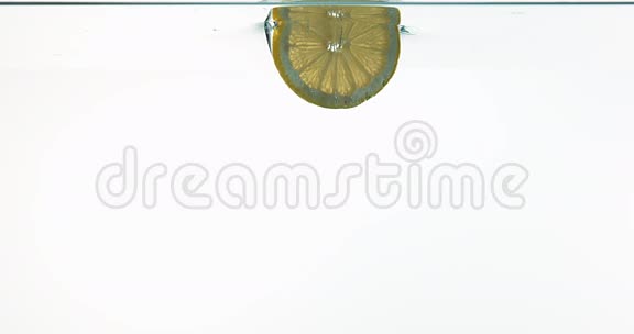 黄色的柠檬柑橘类的柠檬白色背景下掉入水中的水果视频的预览图