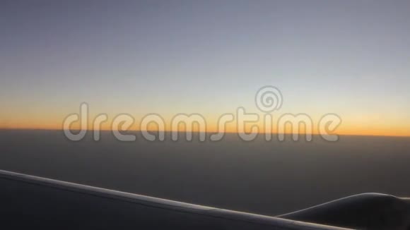 在飞机上飞过云层视频的预览图