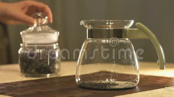 用玻璃茶壶冲泡吉帕尼茶视频的预览图
