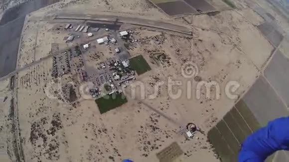 专业跳伞运动员在亚利桑那州上空跳伞风景身高视频的预览图