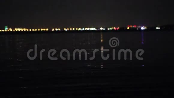 傍晚河水中折射出淡淡的灯笼视频的预览图