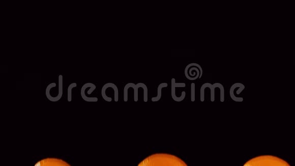 橘子带着一股水流在飞翔视频的预览图