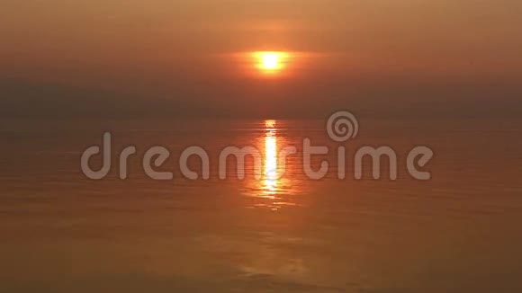 渔民在船上经过美丽的日落背景视频的预览图