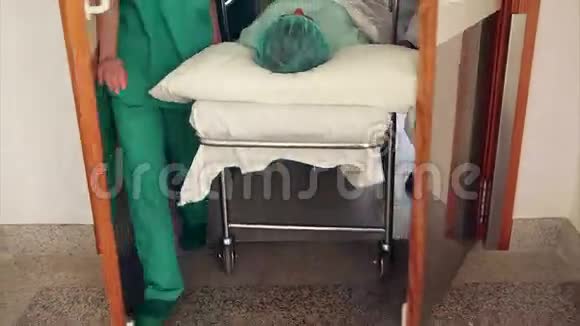 医生和护士把病人推到床上视频的预览图
