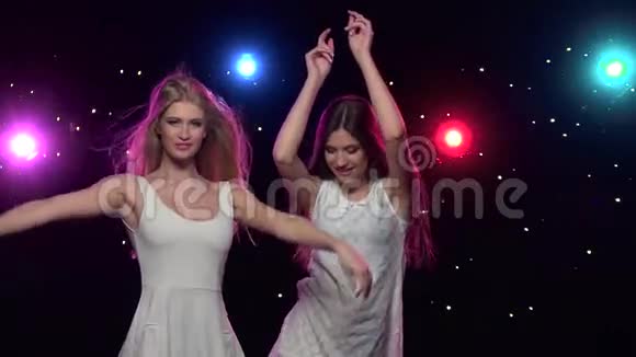 女人在迪斯科风格的灯光前跳舞慢动作视频的预览图