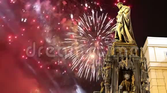 捷克共和国布拉格的查尔斯四世铜像和节日烟火视频的预览图