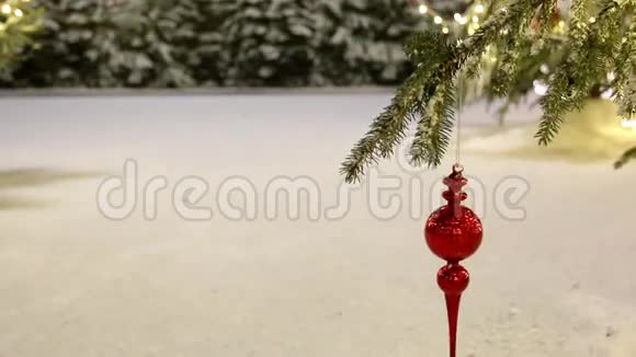 圣诞树装饰雪和灌木丛视频的预览图