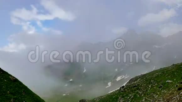 雾和云的时间流逝大大降低了高山青山的能见度视频的预览图