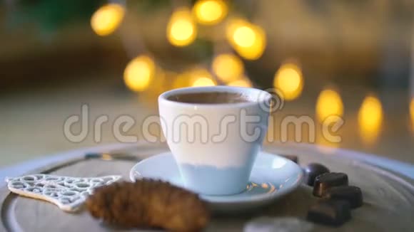 旋转木制背景与热咖啡糖果和饼干在4K视频的预览图