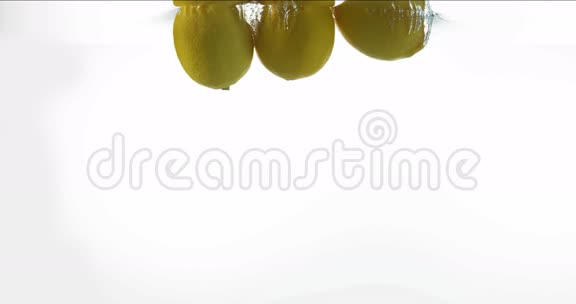 黄色柠檬柑橘柠檬白色背景下落入水中的水果视频的预览图