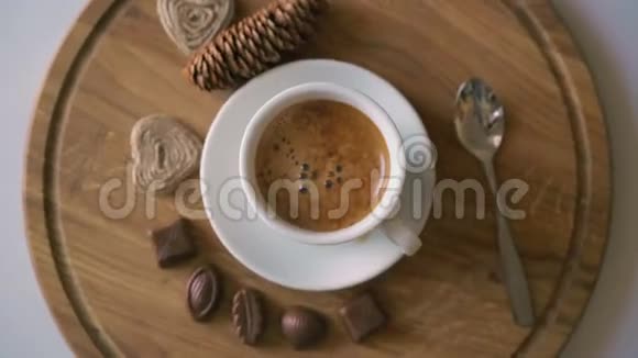 旋转木制背景咖啡糖果和饼干在4K视频的预览图