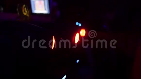 夜店里的红色探照灯聚光灯视频的预览图