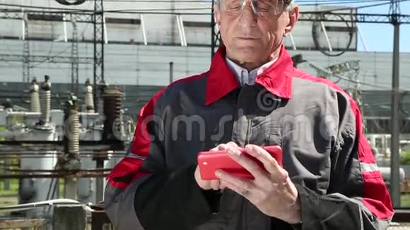 电站红色智能手机维修工人视频的预览图