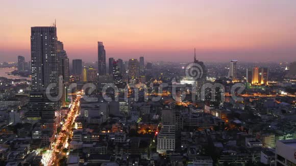 日落黄昏曼谷城市景观交通街道屋顶全景4k时间流逝泰国视频的预览图