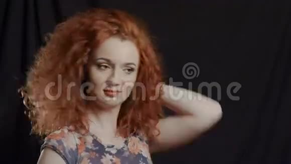 年轻快乐的红发女子视频的预览图