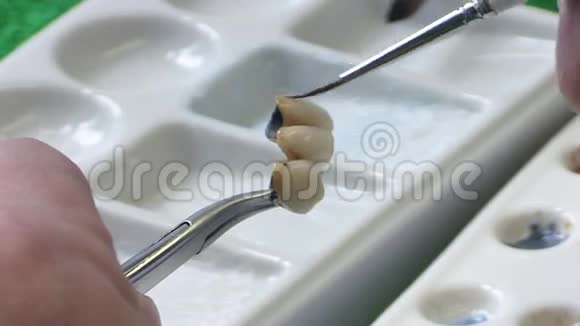 牙科医生用陶瓷材料刷子和假牙工作场所牙科技师关门视频的预览图