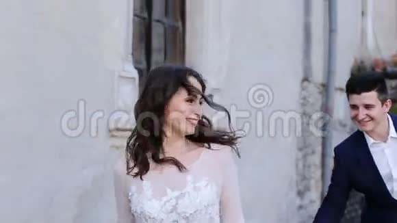 新郎新娘穿过老城区视频的预览图