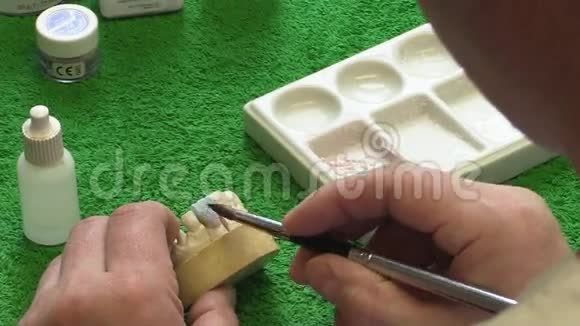 牙科医生用陶瓷材料刷子和假牙工作场所牙科技师关门视频的预览图