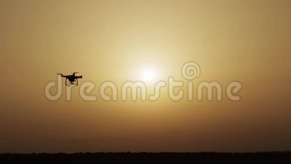 在太阳背景下的高清四方直升机视频的预览图