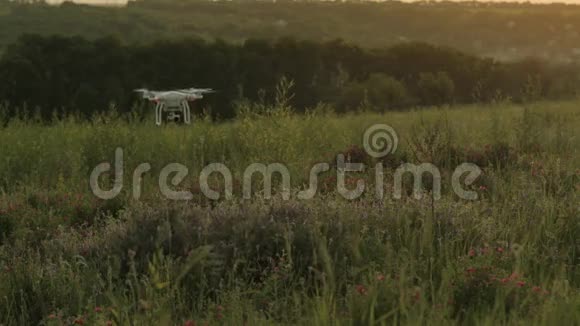 四架直升机无人驾驶飞机在地面上空飞行视频的预览图
