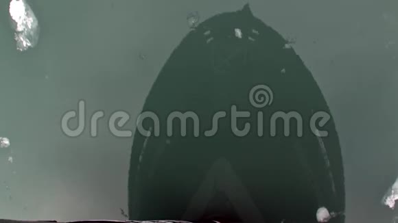 船在斯瓦尔巴北冰洋水面的反射视频的预览图
