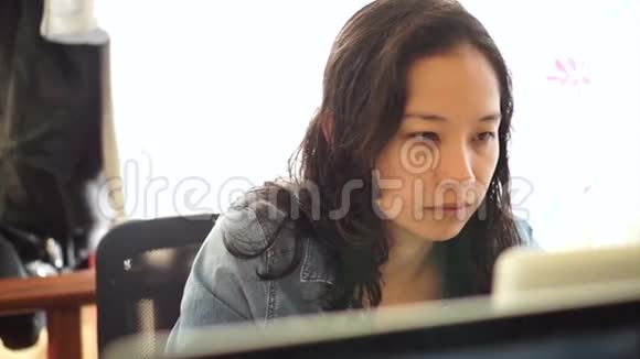 从事手提电脑工作的亚洲妇女视频的预览图