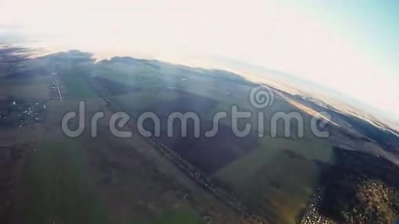 跳伞员跳伞降落在绿色陆地上空极限运动景观风视频的预览图