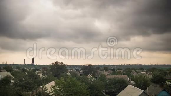 天空中的风暴云在城市的房屋上移动视频的预览图
