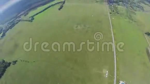 跳伞女孩跳伞降落到绿野极限运动晴天夏季视频的预览图