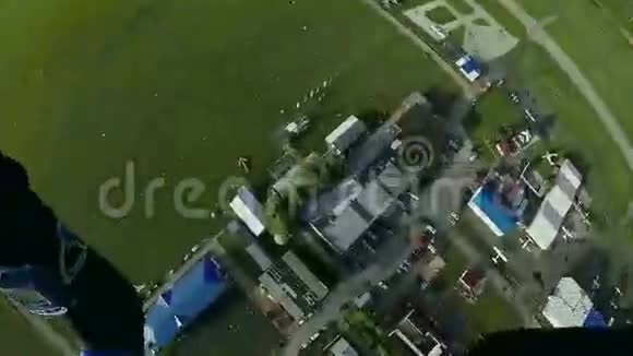 跳伞女孩降落在绿野极限运动晴天专业人员视频的预览图