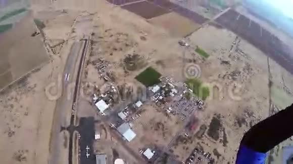 跳伞员在蓝天跳伞极限运动肾上腺素在亚利桑那州上空视频的预览图