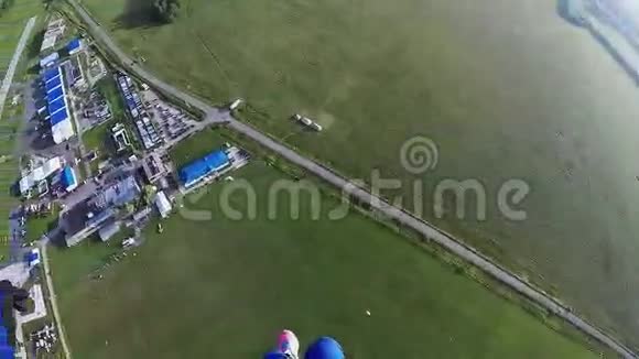 跳伞女孩在天空中飞向绿色的田野极限运动晴天夏季视频的预览图