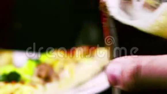 男人在披萨前喝新鲜的泡沫啤酒食物和饮料的概念视频的预览图
