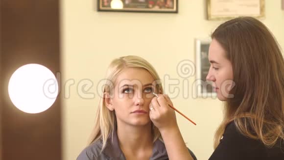 化妆师给年轻女人化妆视频的预览图