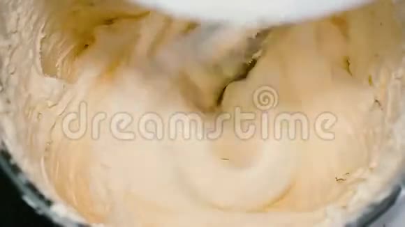 在糖果店里搅拌奶油蛋糕视频的预览图