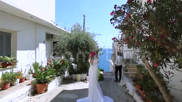 漂亮的新婚夫妇希腊感情的温柔视频的预览图