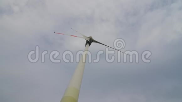 风力涡轮机在暴风雨的多云天空中使用可再生能源发电视频的预览图