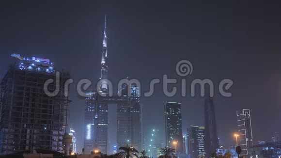 迪拜之夜和摩天大楼的全景市中心视频的预览图